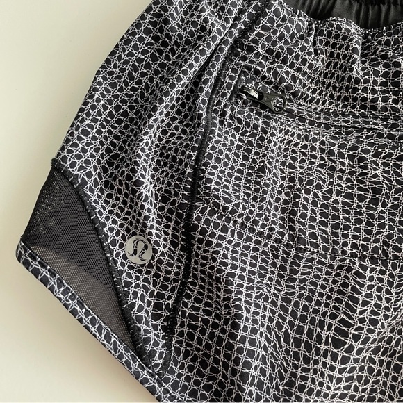 Lululemon ATHLETICA Hotty Shorts 2.5” Black Navy 2 - Picture 7 of 7